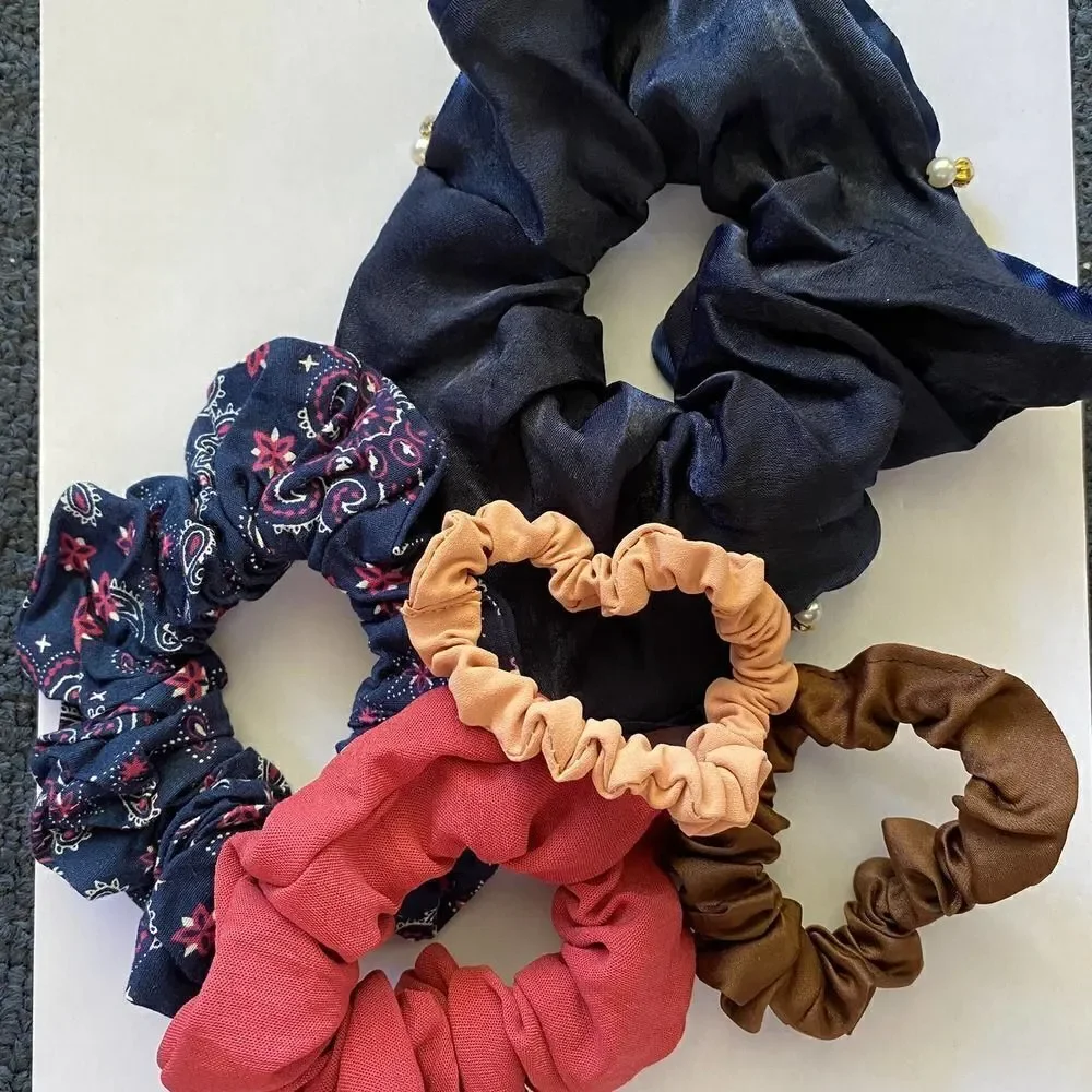 𝅺Set of 5 Scrunchies - Embellished Navy Paisley Print